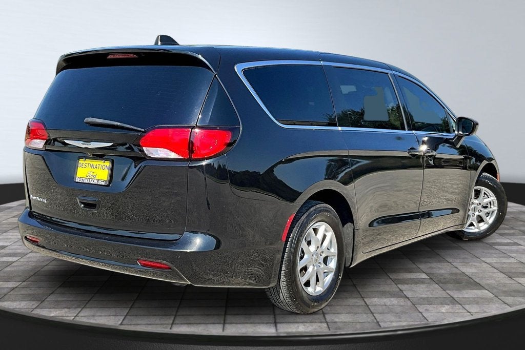 2023 Chrysler Voyager LX