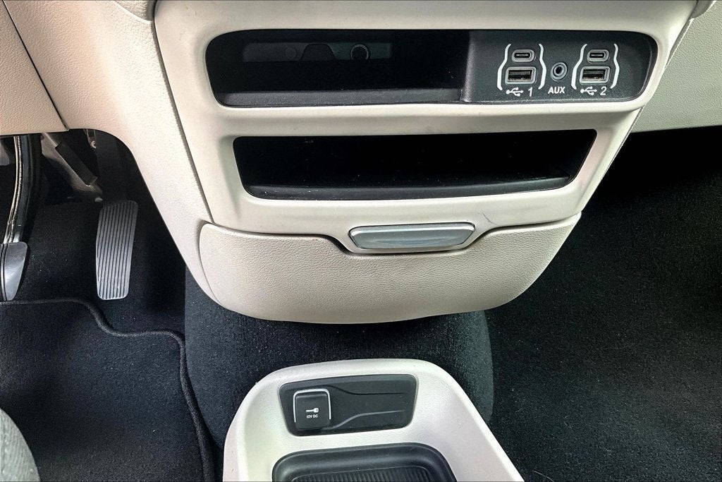 2024 Chrysler Voyager LX