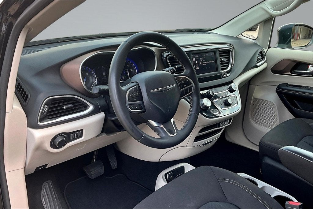 2024 Chrysler Voyager LX