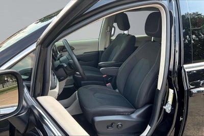 2024 Chrysler Voyager LX