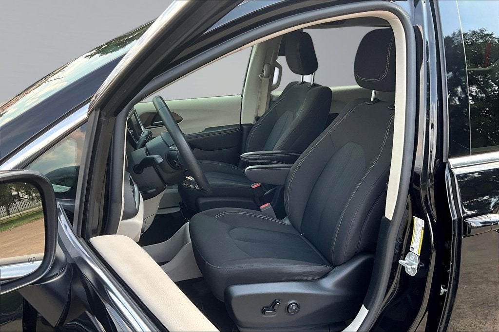 2024 Chrysler Voyager LX
